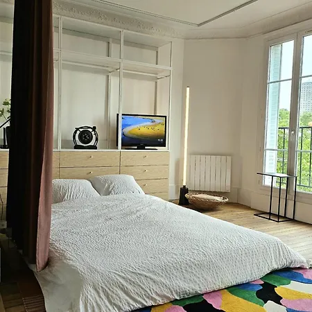Bright Renovated Nest With Unobstructed View